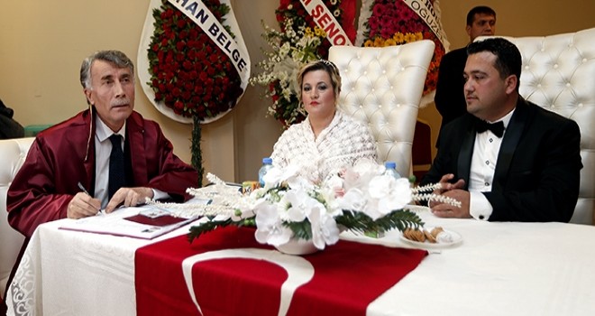 Güzelbahçe Müftüsü Alaattin Tosun'un kıydığı ilk resmi nikah