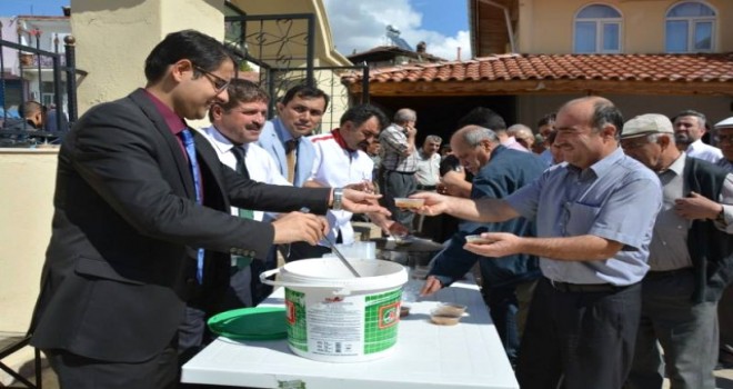 İmamlar Aşure Dağıttı