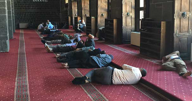 Sıcaktan bunalan Diyarbakırlı ve Mardinliler camilerde serinliyor