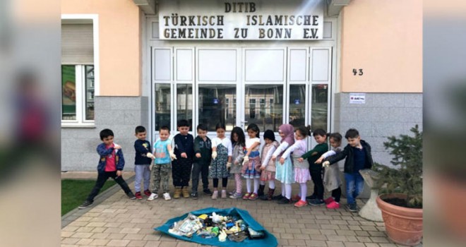 Türk çocuklar Almanya’da temizliğin önemine vurgu yaptı