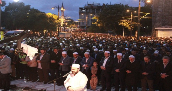 Ayasofya Camii önünde binlerce kişi sabah namazı kıldı