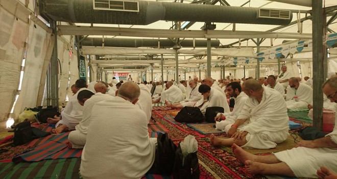 Hacı adayları Arafat'ta vakfe duası yapmayı bekliyor