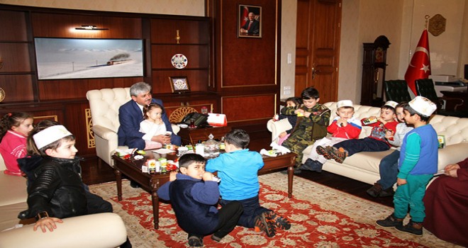 Vali Kuran Kursu Öğrencilerini Kabul Etti