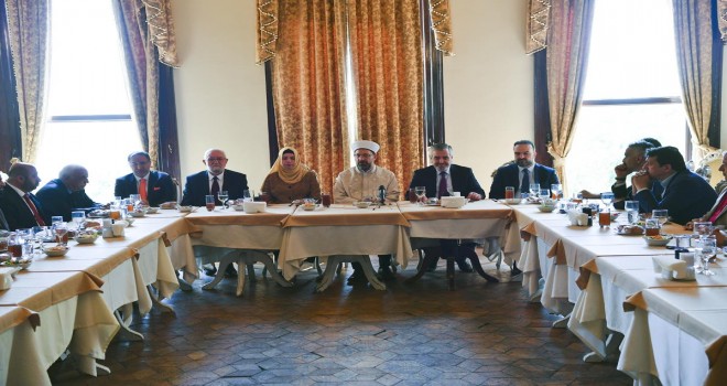 Erbaş, iftar ve sahur programı sunucularıyla bir araya geldi