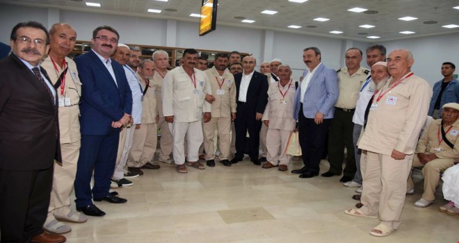 Adana'da İlk Hac Kafilesi Dualarla Uğurlandı