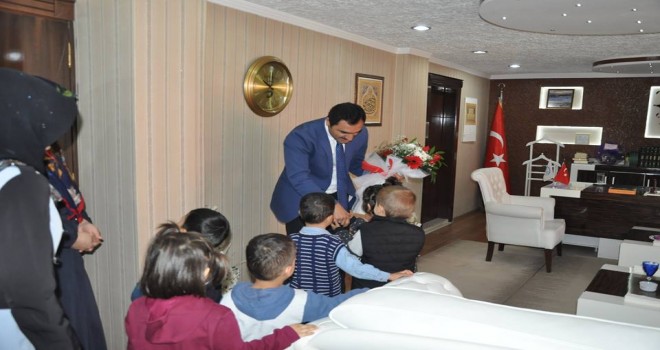 Minik Öğrencilerden Müftüye 'Hoşgeldin' Sürprizi