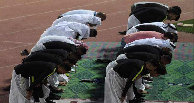 Tarihi final öncesi sahada namaz kıldılar!
