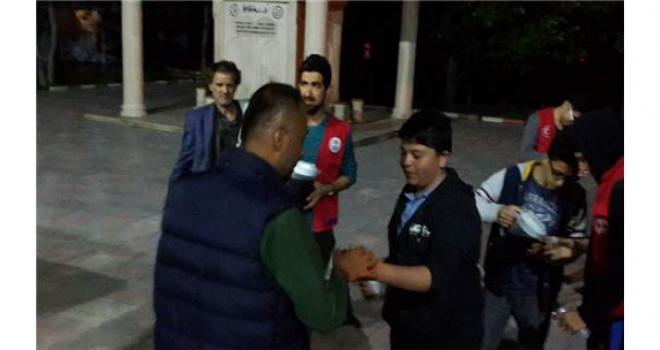 Gençler, Teravih Namazı Sonrası Cemaate Şerbet İkram Etti