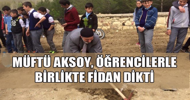 Müftü Aksoy, öğrencilerle birlikte fidan dikti