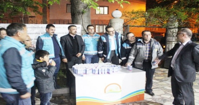 Cami cemaatine süt ikramı
