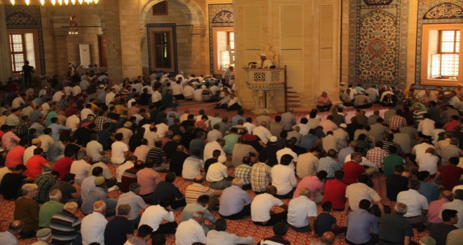 Ramazan Ayının İlk Cuma Namazında Camiler Doldu