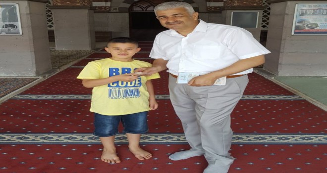 10 Yaşındaki Öğrenci Kumbara’dan Çıkan Paralarla Kadir Gecesi’nde Tatlı Dağıttı