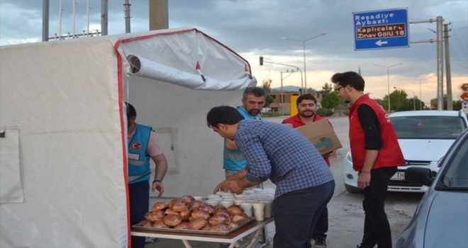 Müftülük D-100 Kara Yolunda Yolculara İftarlık İkramı