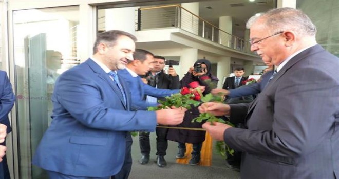 Akhisar Müftülüğü gül dağıttı