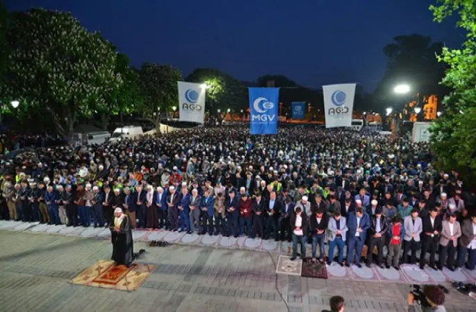 Ayasofya Meydanı'nda muhteşem sabah namazı