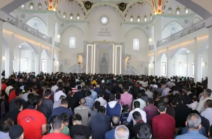 Ramazanın ilk cumasında Gaziantepliler camilere sığmadı