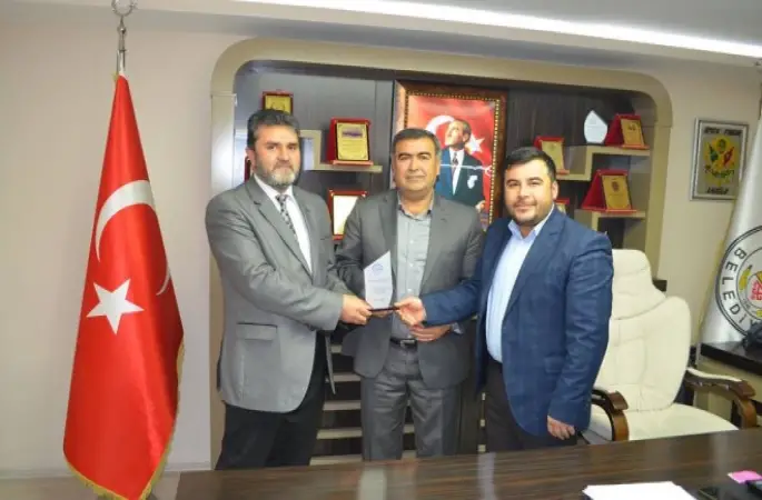 Müftü Yavuz'dan, CHP'li Başkan Eroğlu'na Plaket