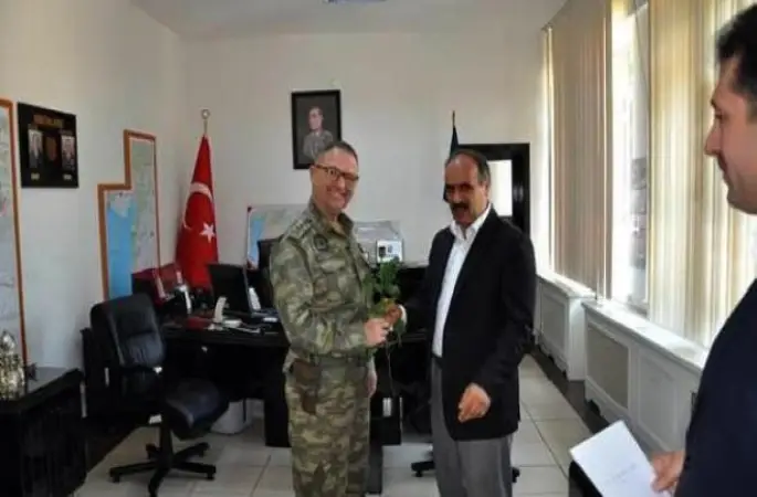 İslahiye Müftüsü gül dağıttı