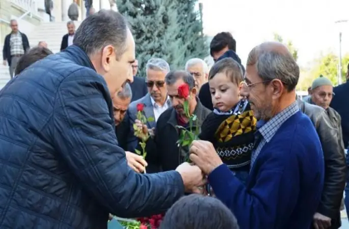 Mevlid-i Nebi Haftası münasebetiyle “Gül ve Kitap” dağıtıldı