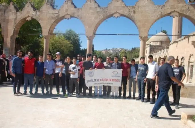 Sınavda başarılı olan öğrenciler Şanlıurfa’yı gezdi