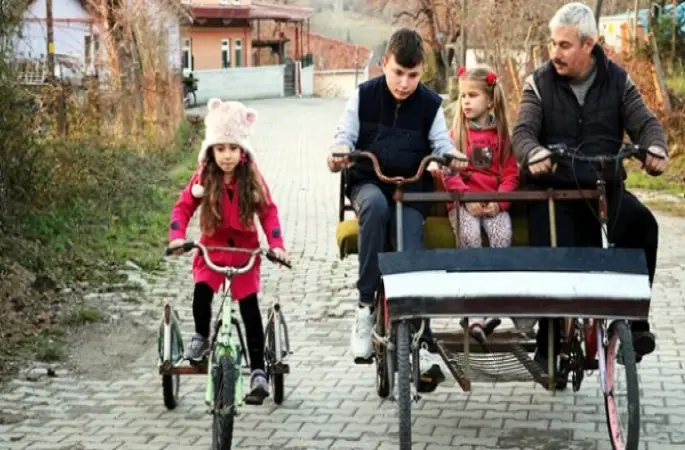 İmam camiye gelen çocuklar için farklı bisikletler tasarlıyor