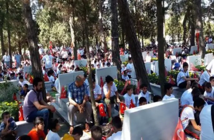700 öğrenci 15 Temmuz şehitleri için dua etti