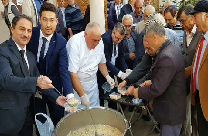 Kula'da Müftülük 5 bin 500 kişiye aşure dağıttı