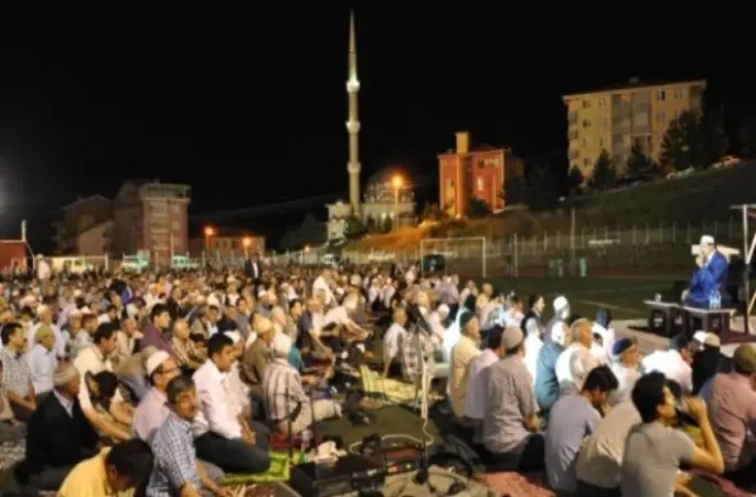 Dünya Birincisi Hafız 5 Bin Kişiye Simav'da Teravih Namazı Kıldırdı
