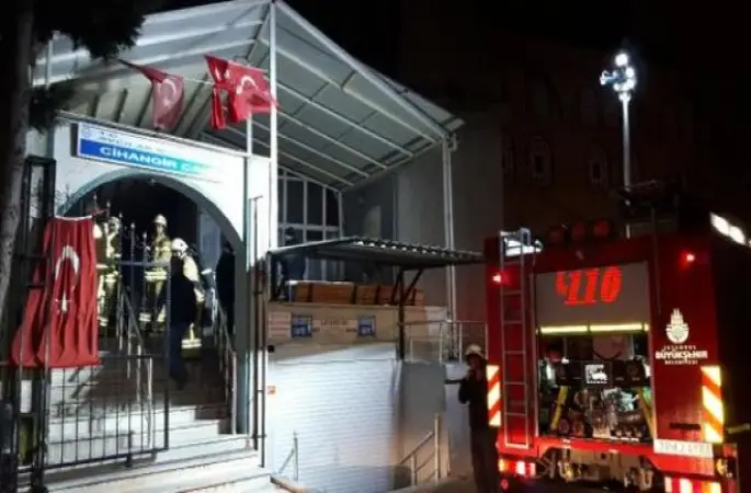 Avcılar'da caminin kütüphane bölümünde yangın çıktı