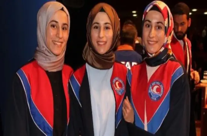 Üçüz sağlıkçı kız kardeşler, mezun oldu