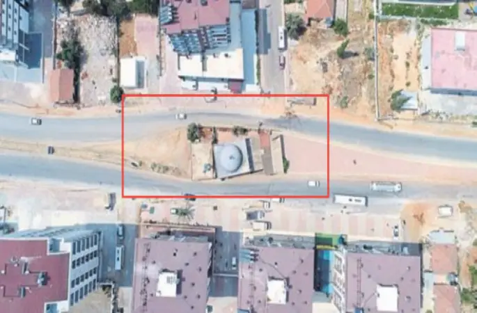 Yol ortasında kalan cami yıkımı bekliyor