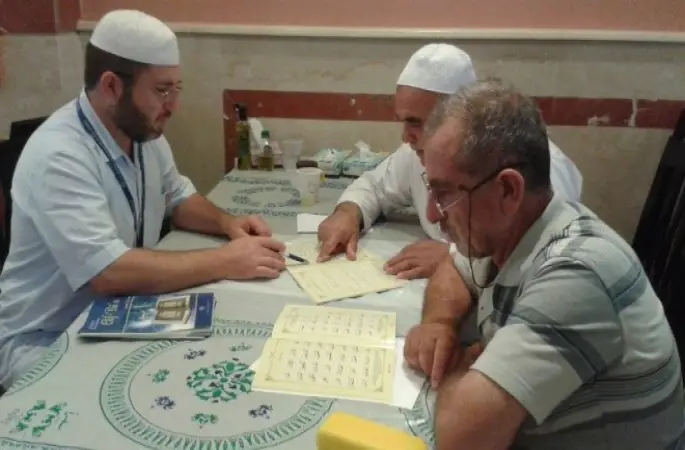 Kur’an okumayı bilmeyenlere kutsal topraklarda Kur’an eğitimi…