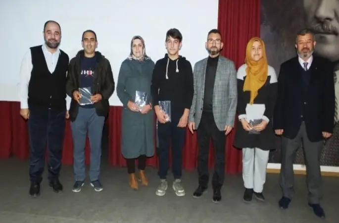 Burhaniye'de Müftülüğün düzenlediği Namazla Diriliş Konferansı büyük ilgi gördü.