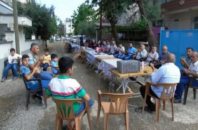 Komşular sokak iftarında bir araya geldi