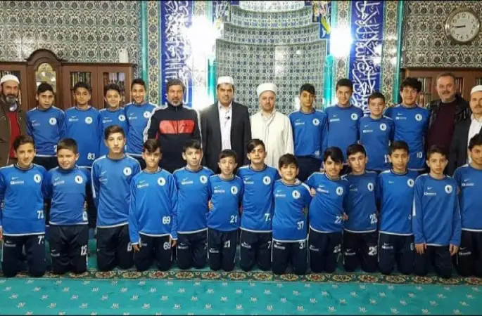 Maçtan önce topluca sabah namazı kıldılar