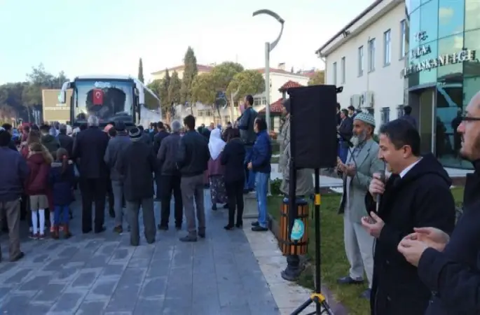 Umreciler Kula Müftülüğünün tertip ettiği törenle uğurlandı