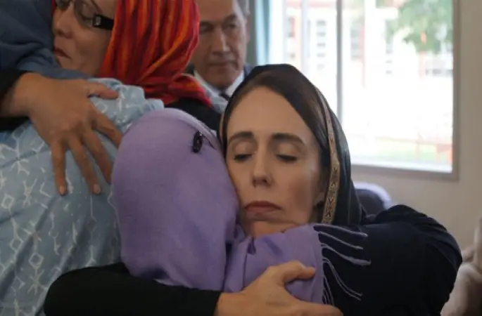Yeni Zelanda Başbakanı başını örttü Müslümanları ziyaret etti