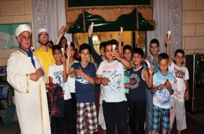 İmamdan,Teravih Namazına  Gelen  Çocuklara Ödül