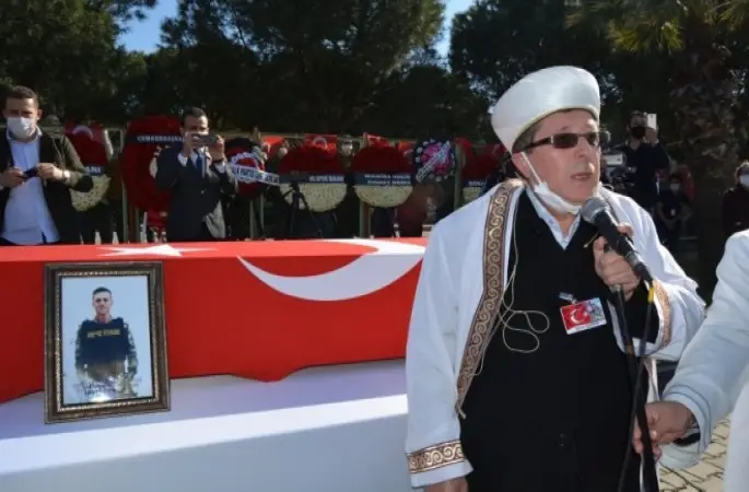 Irak Şehidinin cenaze namazını İmam-Hatip olan babası kıldırdı