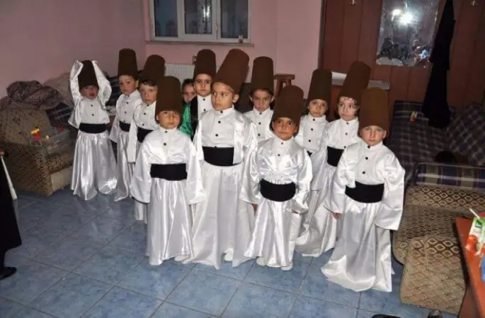 Minik Öğrenciler,yıl sonu gecesi izleyenleri mest etti.