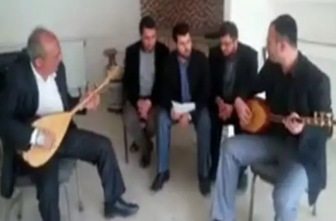 İmamlar Bağlama İle İlahi ve Kahramanlık Türküleri söylüyor- Dini Bülten