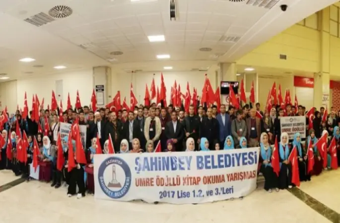 Şahinbey Belediyesi 147 Öğrenciyi Umreye Uğurladı
