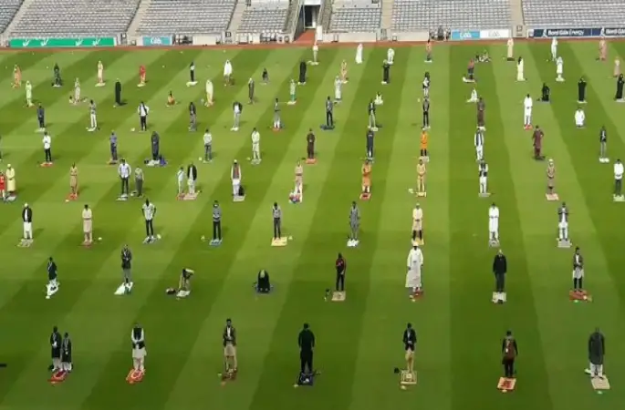 İrlandalı Müslümanlar bayram namazını 82 bin kişilik futbol stadında kıldı