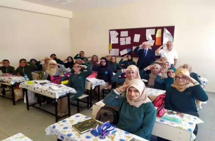 Müftü Sarıkaya, Öğrencilerle Birlikte Mehmetçiğe Selam Çaktı!