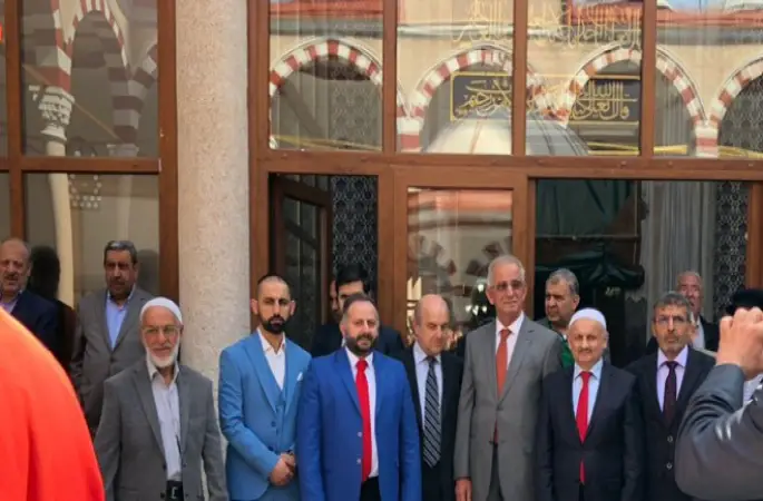 Her Genç Aradığını Cami Gölgesinde Bulsun