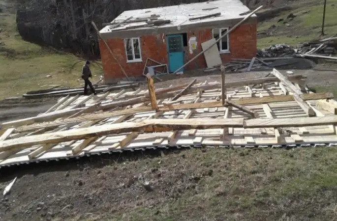 Fırtına Cami Lojmanının Çatısını Uçurdu