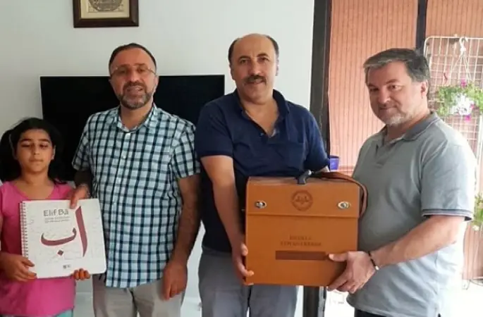 Görme engelli küçük Nisa iki ayda Kur'an okumayı öğrendi