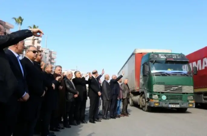 Mersin'den İdlib'e 17 yardım tırı dualarla yola çıktı