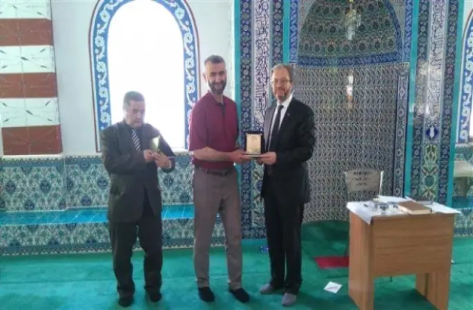 Altıntaş'ta Emekli Olan İmamlara Plaket