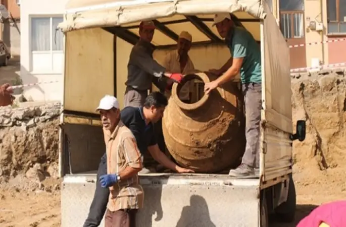 Tarihi cami hafriyatında küp çıktı